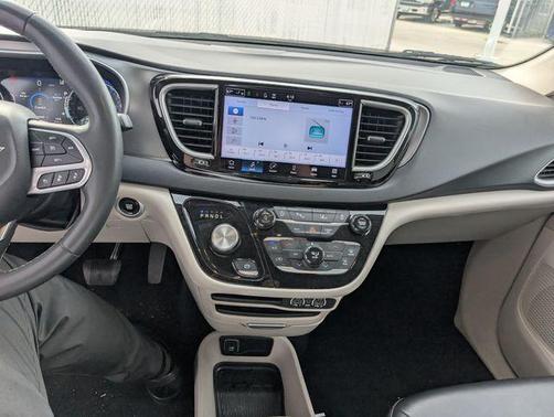 2023 Chrysler Pacifica Touring-L