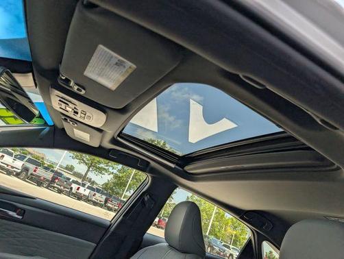 Ice 2022 Toyota Avalon Hybrid Limited
