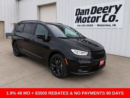 Diamond Black 2026 Chrysler Pacifica Select