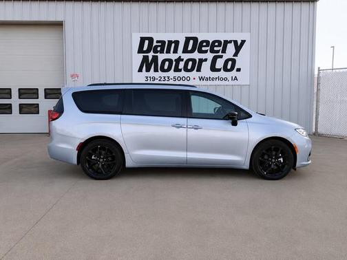 Silver Mist Clearcoat 2026 Chrysler Pacifica Select