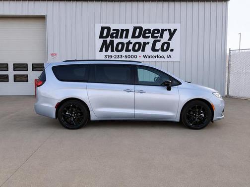 Silver Mist Clearcoat 2026 Chrysler Pacifica Select