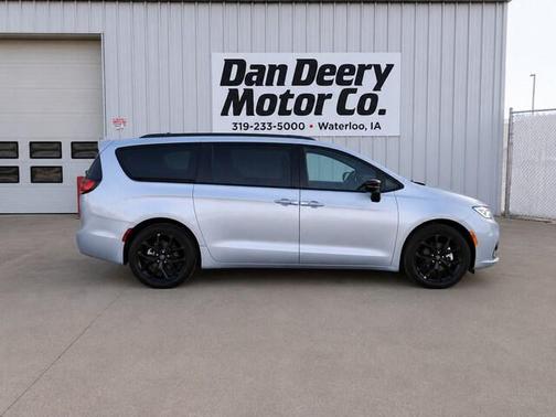 Silver Mist Clearcoat 2026 Chrysler Pacifica Select