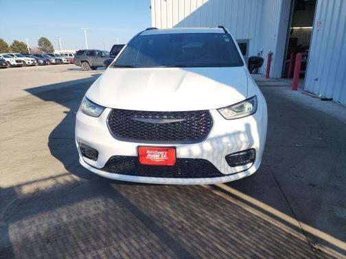 Bright White Clearcoat 2026 Chrysler Pacifica Limited