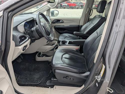 2022 Chrysler Pacifica Touring-L