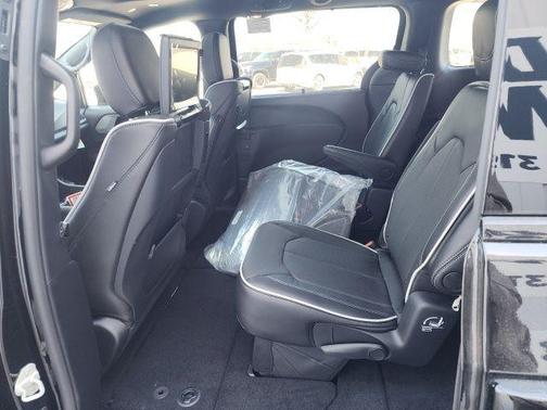 Diamond Black 2026 Chrysler Pacifica Limited