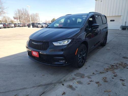 Diamond Black 2026 Chrysler Pacifica Limited