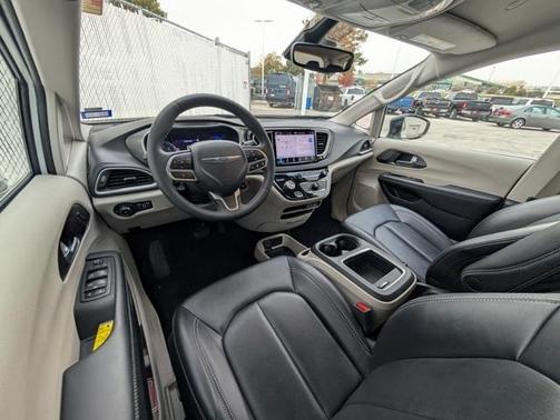 2024 Chrysler Pacifica Touring-L