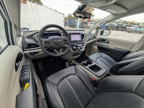 2024 Chrysler Pacifica Touring-L