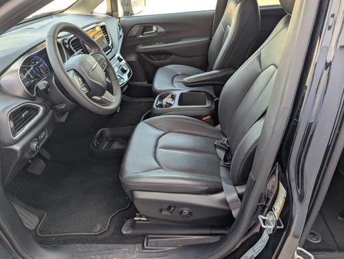 Diamond Black 2025 Chrysler Pacifica Select