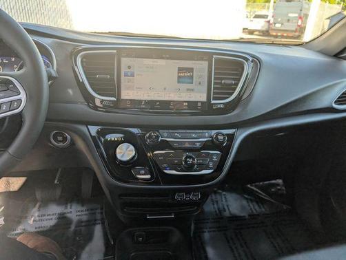 Diamond Black 2025 Chrysler Pacifica Select