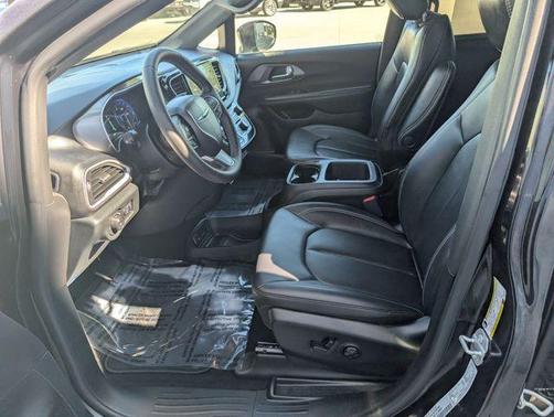 Diamond Black 2025 Chrysler Pacifica Select