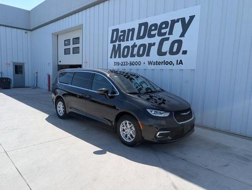 Diamond Black 2025 Chrysler Pacifica Select