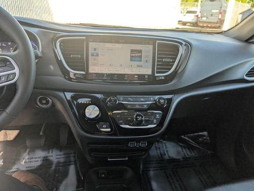 Diamond Black 2025 Chrysler Pacifica Select
