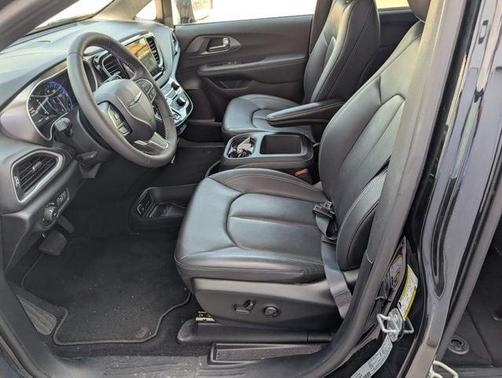 Diamond Black 2025 Chrysler Pacifica Select