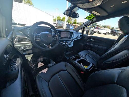 Diamond Black 2025 Chrysler Pacifica Select