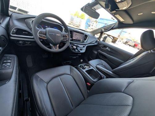 Diamond Black 2025 Chrysler Pacifica Select