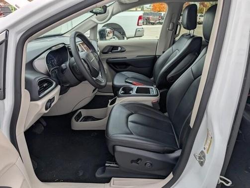 2024 Chrysler Pacifica Touring-L