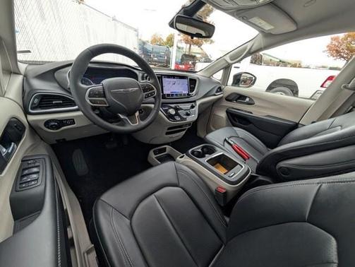 2024 Chrysler Pacifica Touring-L