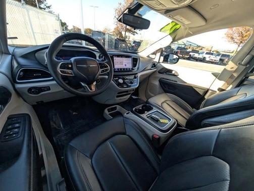 2024 Chrysler Pacifica Touring-L