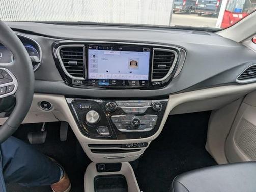 2024 Chrysler Pacifica Touring-L