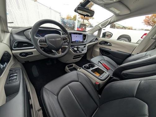 2024 Chrysler Pacifica Touring-L