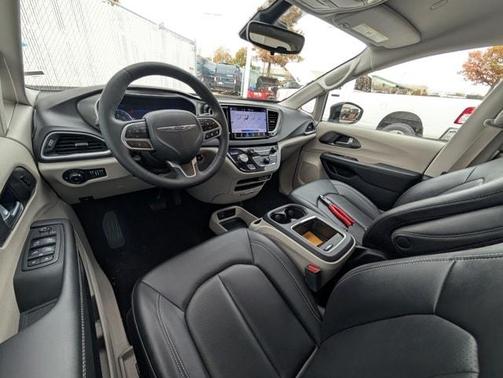2024 Chrysler Pacifica Touring-L