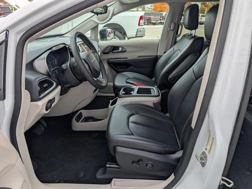 2024 Chrysler Pacifica Touring-L