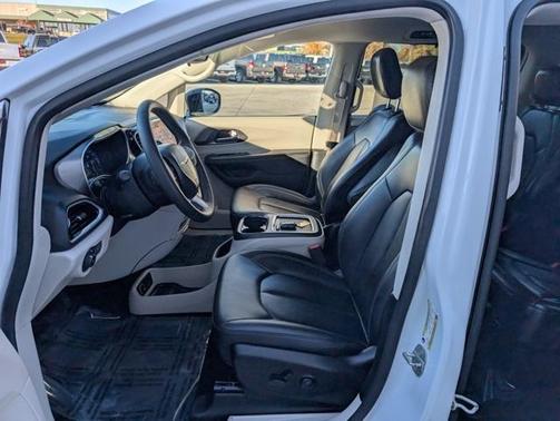 2024 Chrysler Pacifica Touring-L