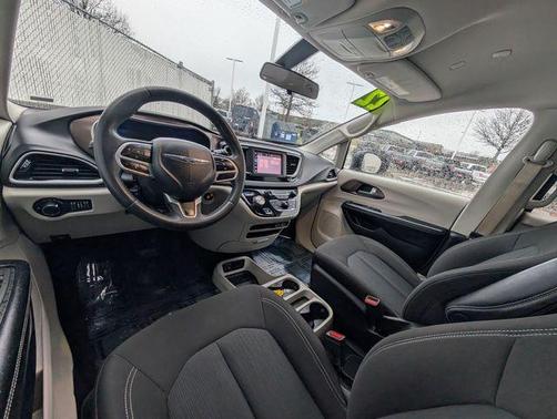 2022 Chrysler Voyager LX