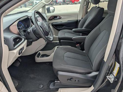 Brilliant Black Crystal Pearlcoat 2022 Chrysler Voyager LX