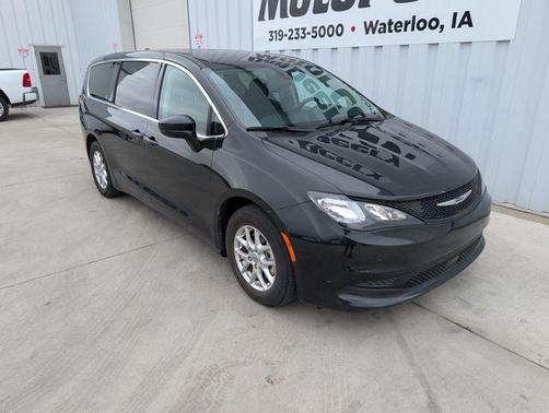 Brilliant Black Crystal Pearlcoat 2022 Chrysler Voyager LX