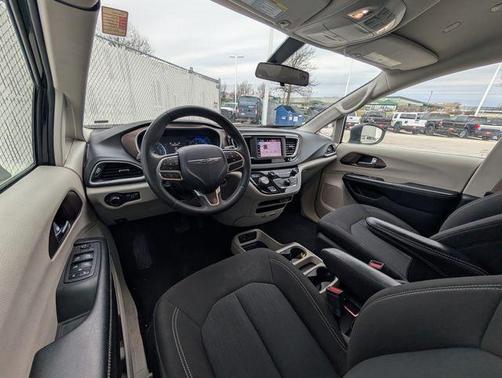 Brilliant Black Crystal Pearlcoat 2022 Chrysler Voyager LX