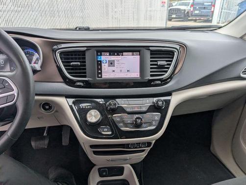 Brilliant Black Crystal Pearlcoat 2022 Chrysler Voyager LX