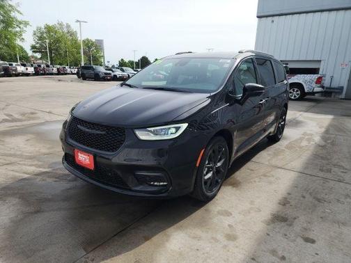 Diamond Black 2026 Chrysler Pacifica Select