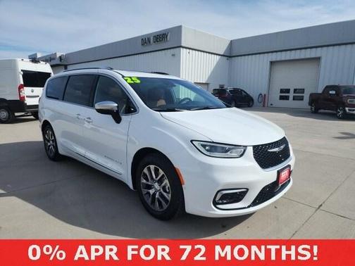 2025 Chrysler Pacifica Hybrid Pinnacle