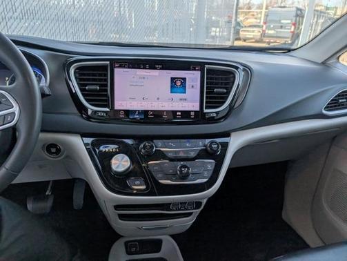 2023 Chrysler Pacifica Touring-L