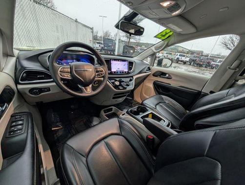 2023 Chrysler Pacifica Touring-L
