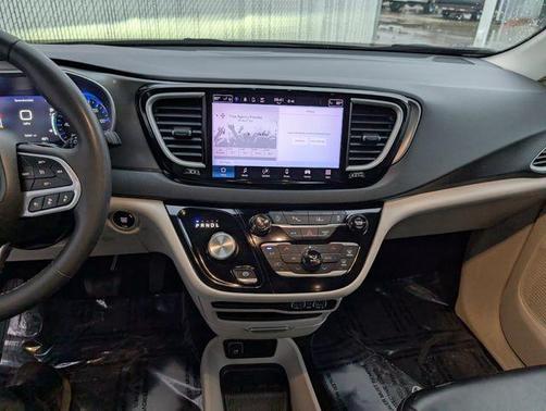 2023 Chrysler Pacifica Touring-L