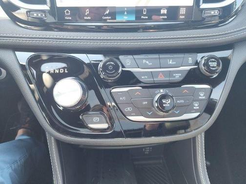 Bright White Clearcoat 2026 Chrysler Pacifica Limited