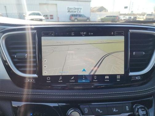 Bright White Clearcoat 2026 Chrysler Pacifica Limited