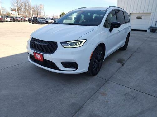Bright White Clearcoat 2026 Chrysler Pacifica Limited