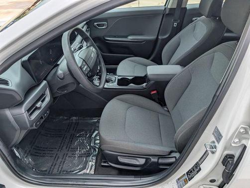 Snow White Pearl 2025 Kia K4