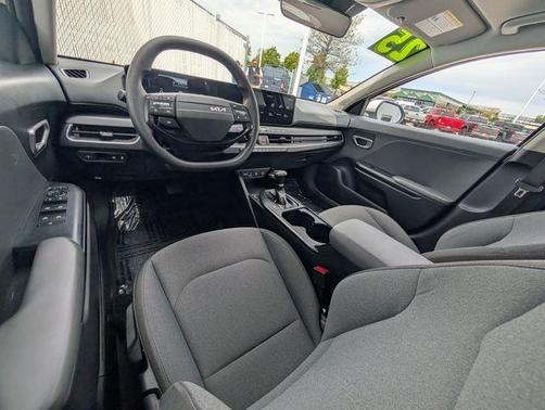 Snow White Pearl 2025 Kia K4