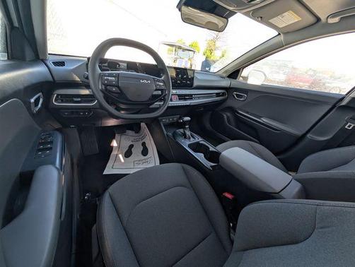 Snow White Pearl 2025 Kia K4