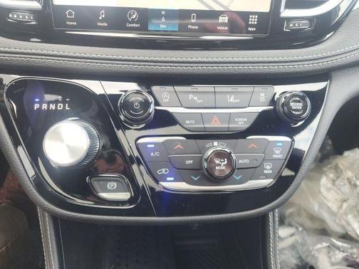 Bright White Clearcoat 2026 Chrysler Pacifica Limited