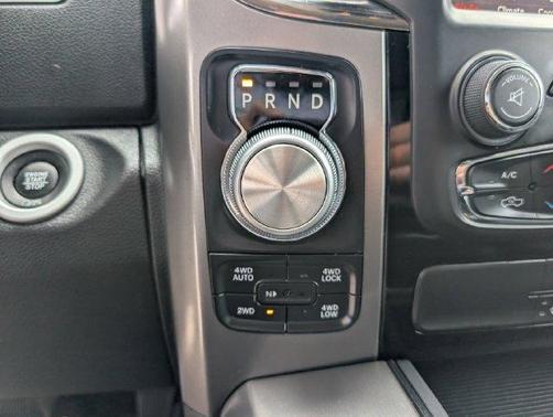 Brilliant Black Crystal Pearlcoat 2018 RAM 1500 Sport