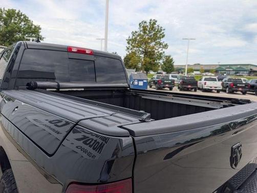 Brilliant Black Crystal Pearlcoat 2018 RAM 1500 Sport