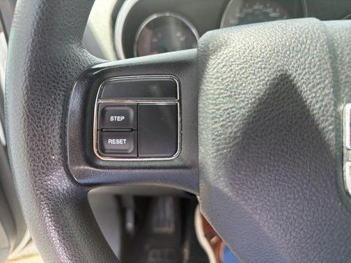 Bright White Clearcoat 2013 Dodge Avenger SE