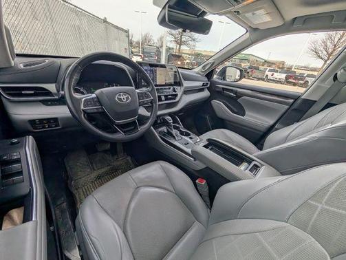 2021 Toyota Highlander Hybrid Platinum