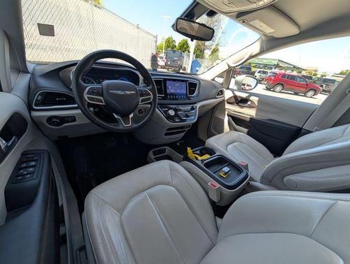 Billet Silver Metallic Clearcoat 2017 Chrysler Pacifica Touring-L